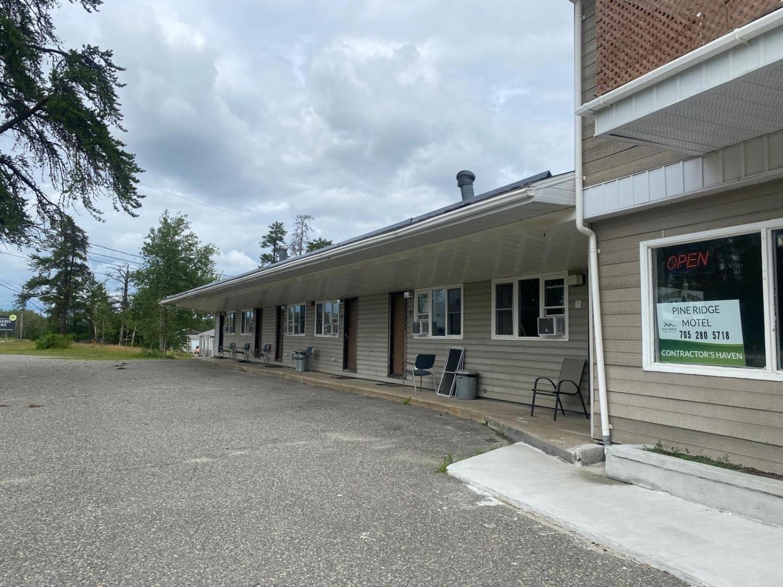 Pine Ridge Motel Timmins Bagian luar foto