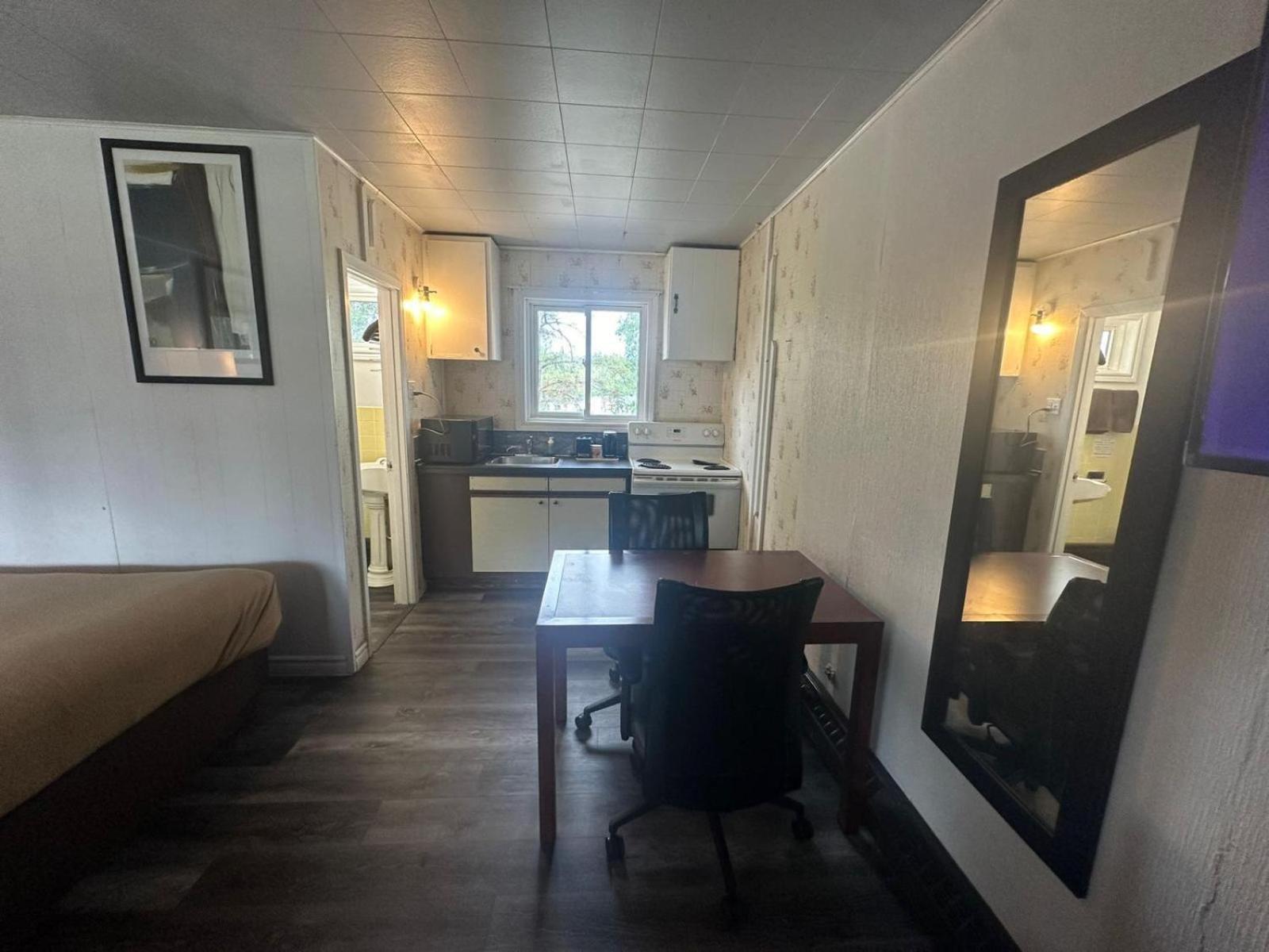 Pine Ridge Motel Timmins Bagian luar foto
