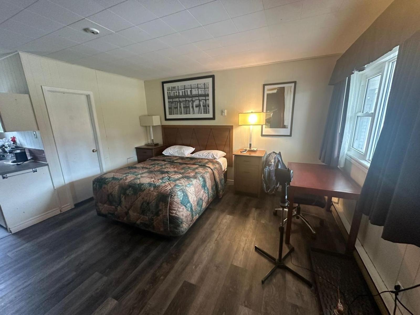 Pine Ridge Motel Timmins Bagian luar foto
