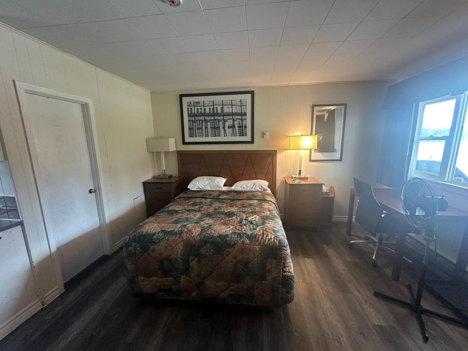 Pine Ridge Motel Timmins Bagian luar foto