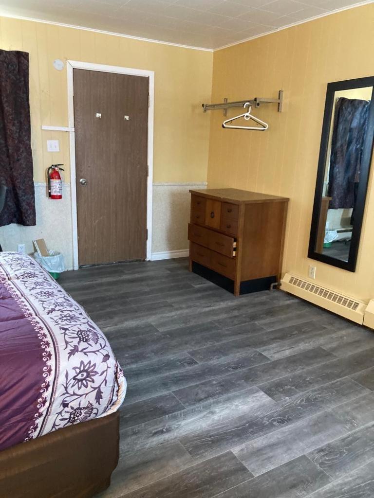 Pine Ridge Motel Timmins Bagian luar foto